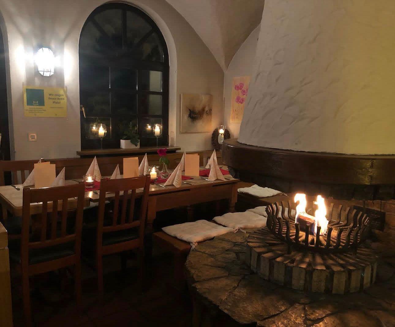 Gemütlicher Platz am Kamin im Restaurant